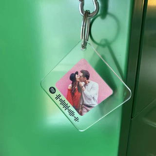 Portachiavi a rombo in plexiglass personalizzato con foto e brano spotify