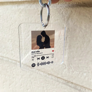 Square plexiglass keyring personalized with photo and Spotify song