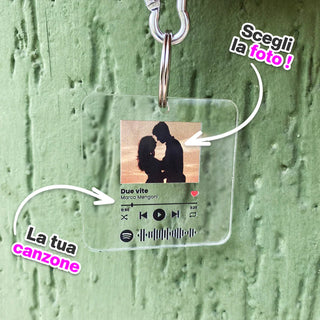 Square plexiglass keyring personalized with photo and Spotify song