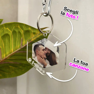 Portachiavi esagono in plexiglass personalizzato con foto e brano spotify