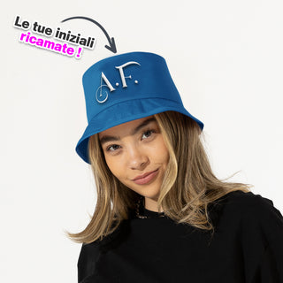 Cappello Blu Miramare personalizzato con iniziali ricamate.