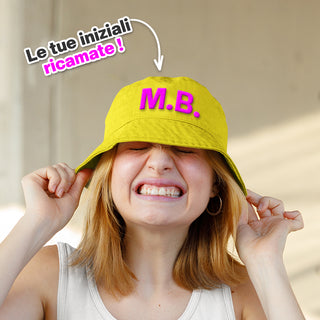 Cappello Giallo Miramare personalizzato con iniziali ricamate.