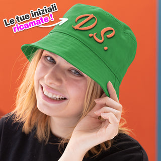 Cappello Verde Miramare personalizzato con iniziali ricamate.